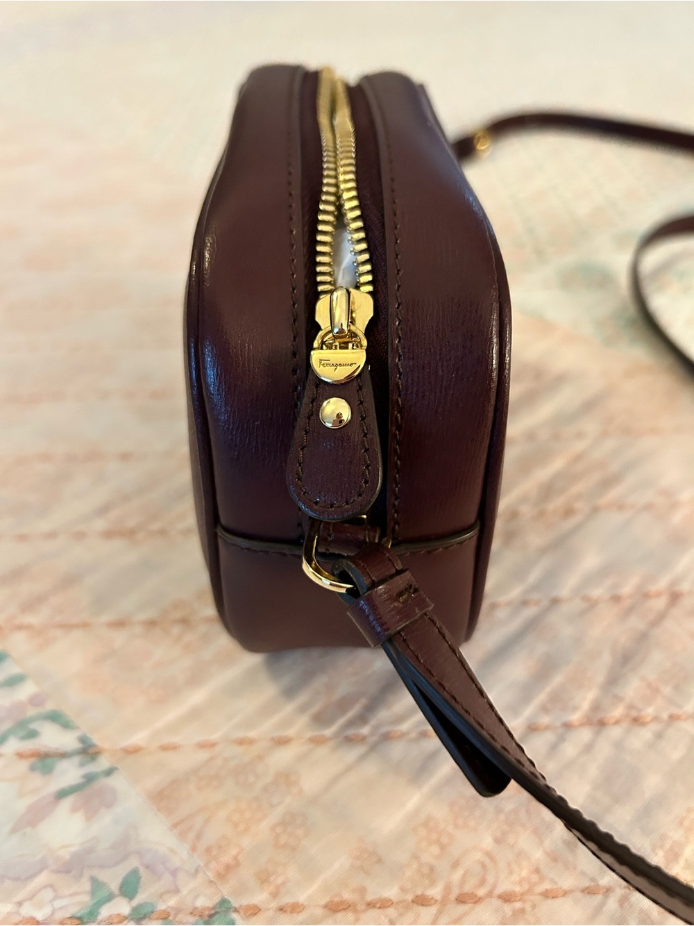Salvatore Ferragamo City Small Gancini Camera bag in Lovely Burgundy leather EUC - Picture 6 of 14